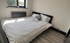 Spacious Double Near Train Station
